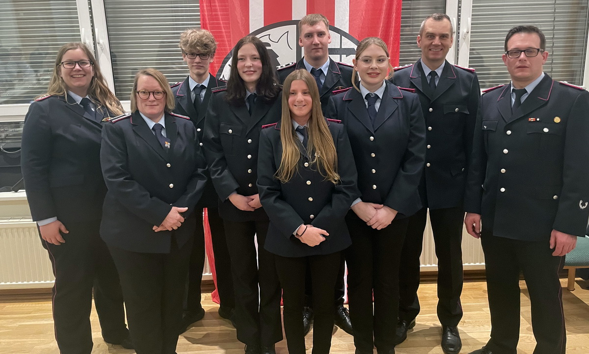 Die beförderten Feuerwehrleute Anne Matthies, Tjorve Klindworth, Marina Kruse, Merle Schmellekamp, Mia Grau und Hanno Hessen (von links) mit Matthias Reith (rechts) und Sonja Heins (ganz links).